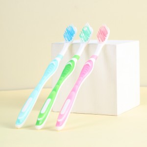 แปรงสีฟันไนลอนฟอกสีขาวในช่องปาก